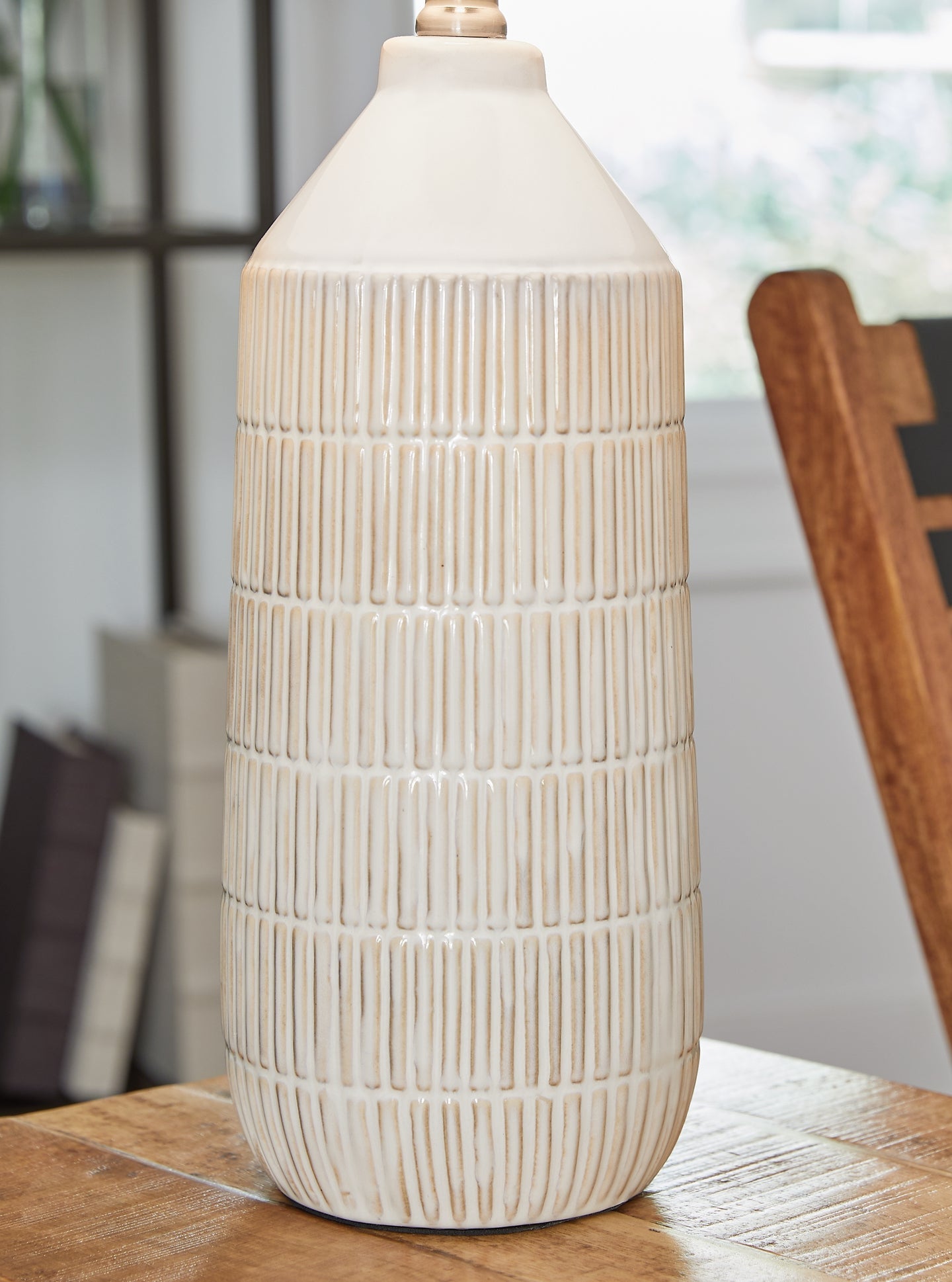 Willport Ceramic Table Lamp (2/CN) Smyrna Furniture Outlet