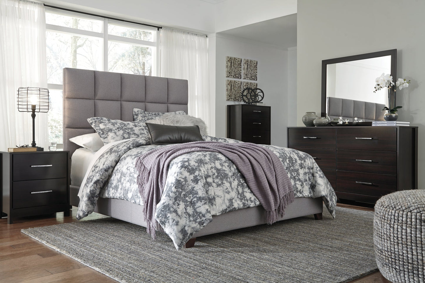 Dolante Queen Upholstered Bed Smyrna Furniture Outlet