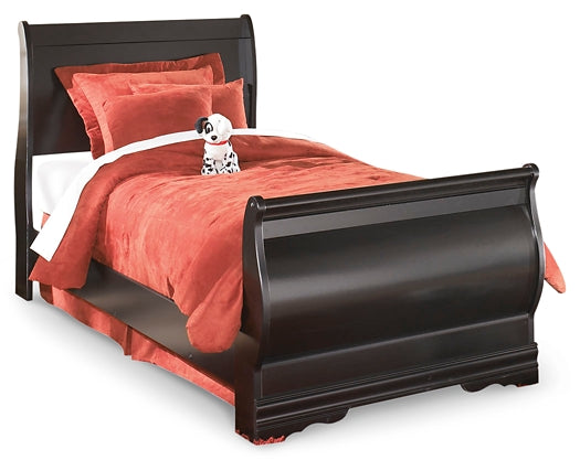 Huey Vineyard Full Sleigh Bed with Mirrored Dresser Smyrna Furniture Outlet